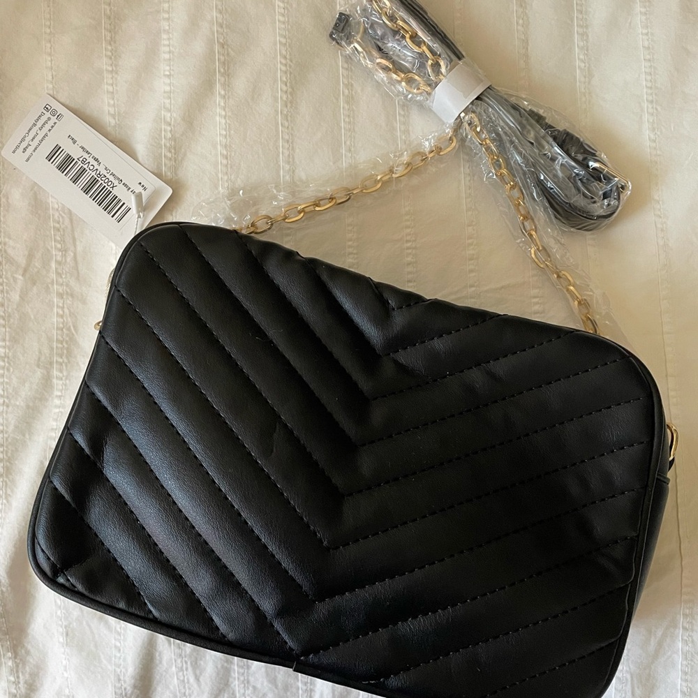NWT! Daisy Rose Black Crossbody with gold chain and tassel